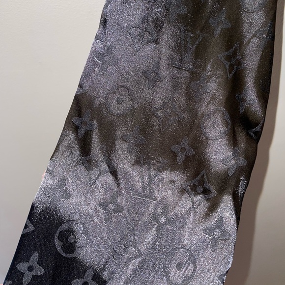 Long sleeve tied button up top - Picture 3 of 3